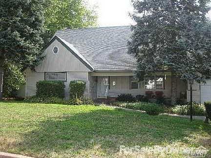 1st image of 4 Stuart Dr W
