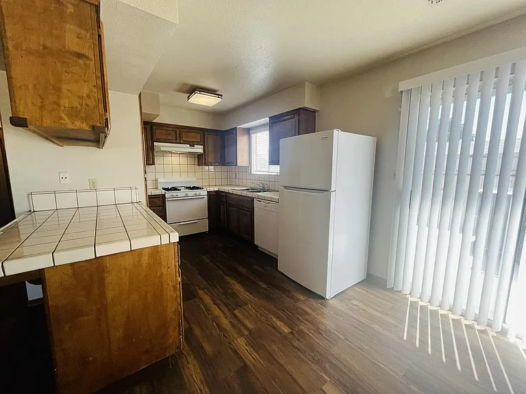 1251 W Davis St — Photo 9