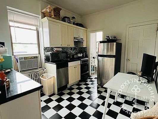 4th image of 8 Garden Pl APT 15