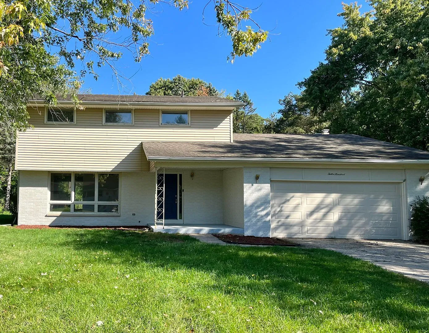 4 bed, 2.5 bath, 1820 sqft, $2,200 — Photo 1