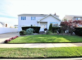 447 Wanamaker St, Oceanside, NY 11572
