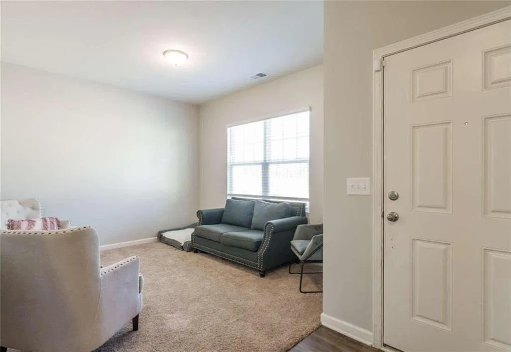 4 bed, 2.5 bath, 2389 sqft, $2,200 — Photo 3