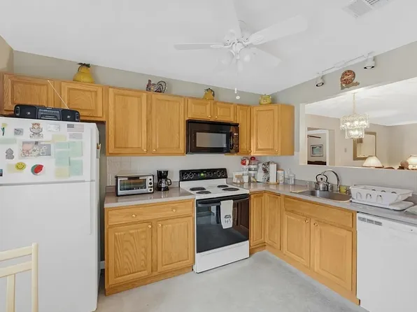 330 Sunderland Rd Unit 87, Worcester, MA 01604