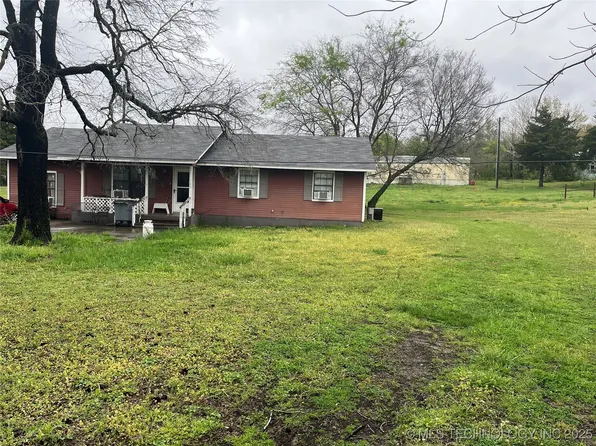 700 N 10th St, Quinton, OK 74561