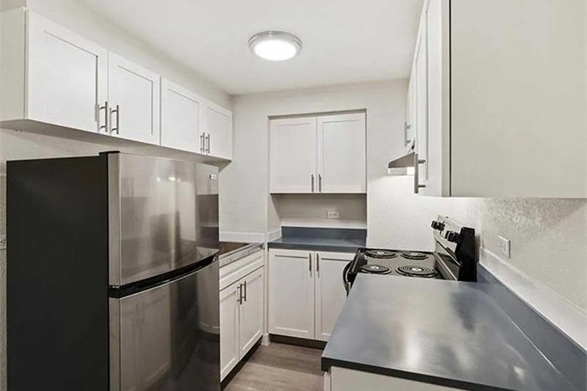 Avon South Apartments — Photo 2
