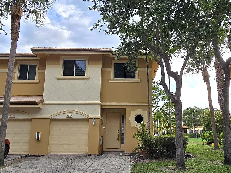 4305 Coventry Pointe Way — Photo 3