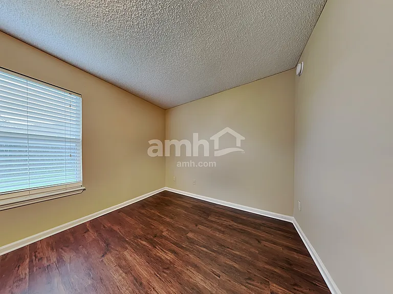 1852 Willesdon Dr W — Photo 16