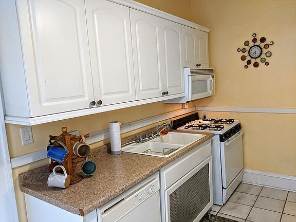 5th image of 3248 Fremont Ave S