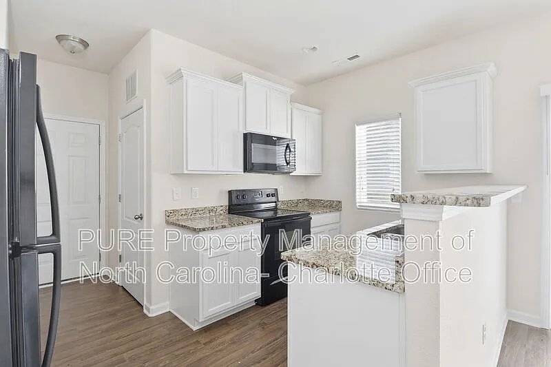 4 bed, 2.5 bath, 1661 sqft, $1,849 — Photo 4