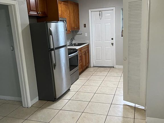 2nd image of 909 NW 30th Ct APT 5