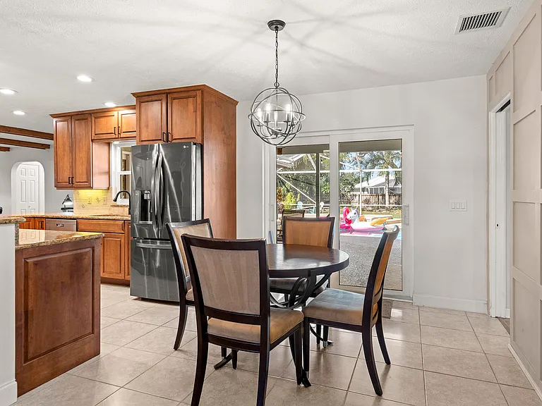 762 SE River Ln — Photo 28