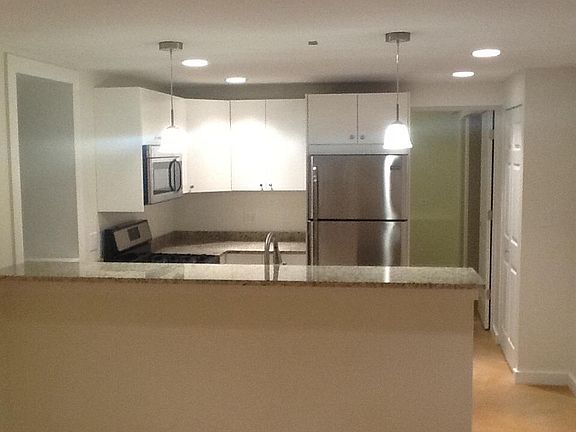 3rd image of 2215 W Shakespeare Ave #G