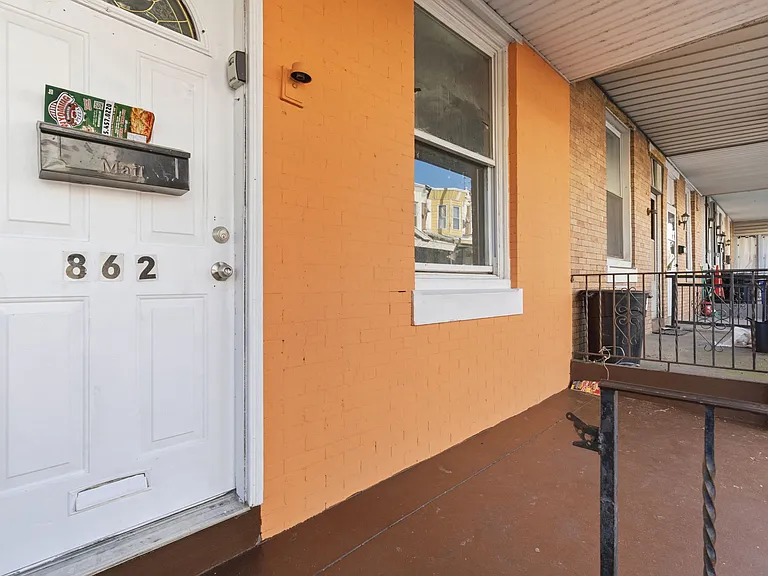 862 E Cornwall St — Photo 2