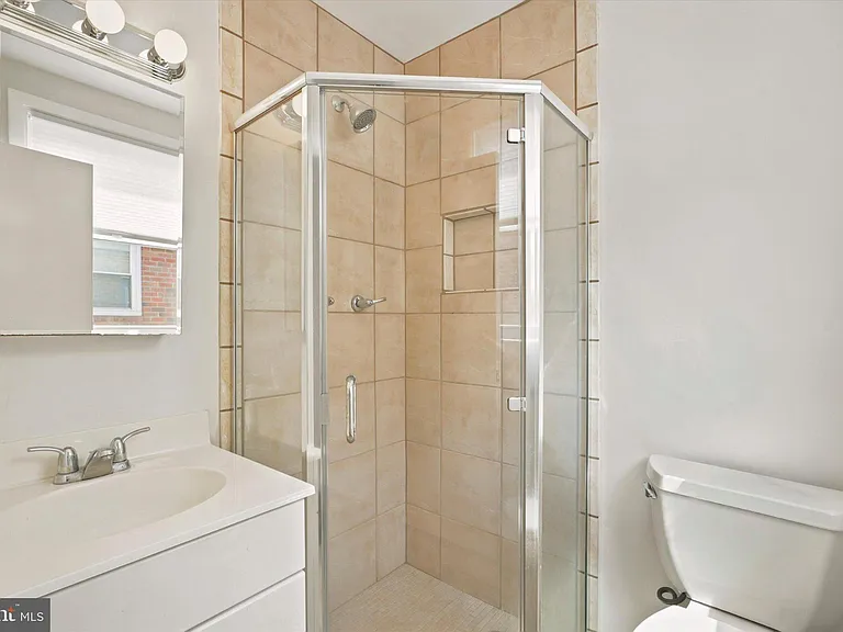 668 Renz St — Photo 12