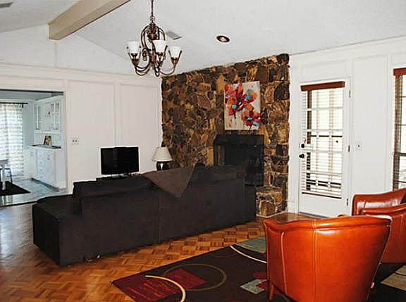3rd image of 2109 Huntington Dr