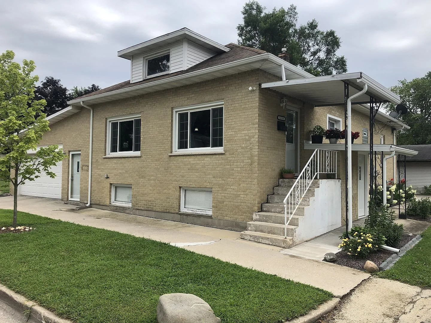 1354 E Eagle St photo 1