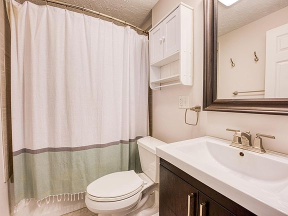 3rd image of 856 Hamlet Dr