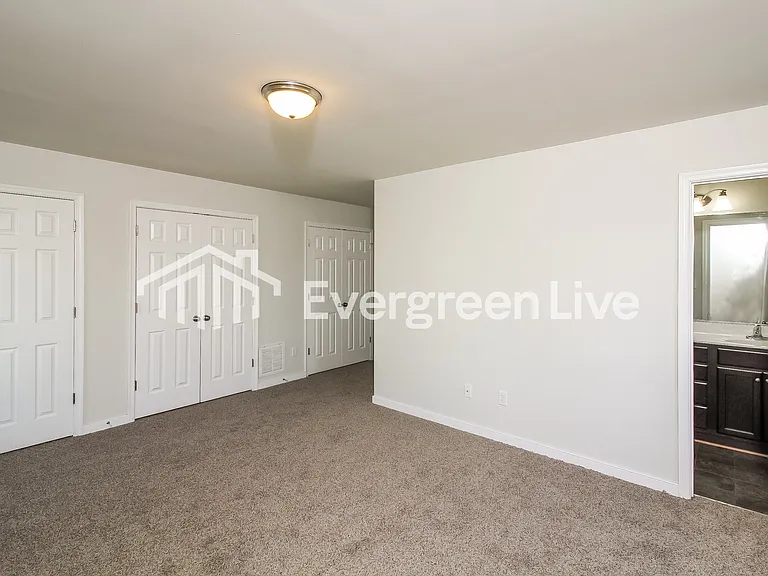 1719 Everett St — Photo 9