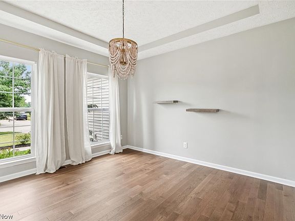 4th image of 39289 Arlington Dr
