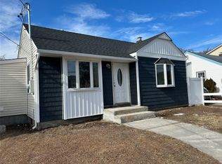513 S 9th St, Lindenhurst, NY 11757