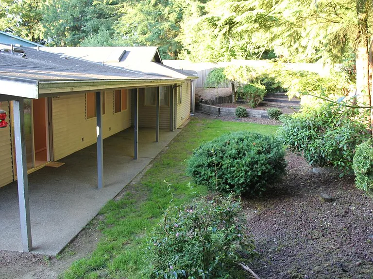 covered patio, private backyard