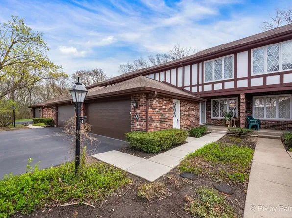 551 Woodmar Ter, Crystal Lake, IL 60014