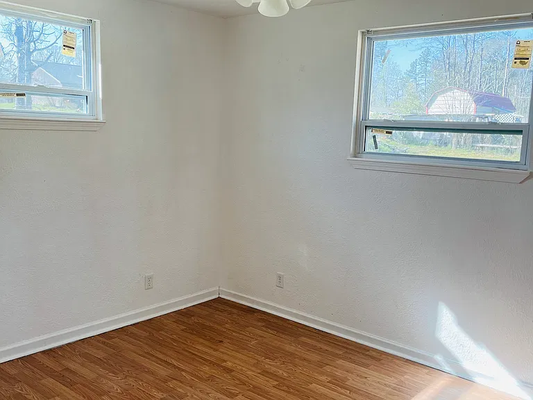 438 James St — Photo 15