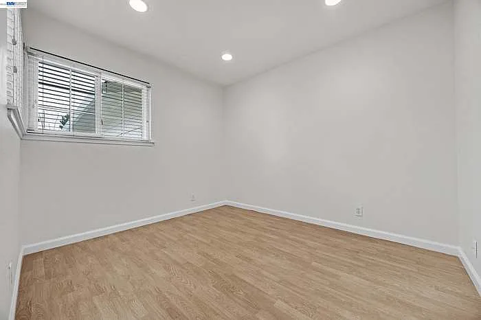 4034 Francisco St — Photo 7