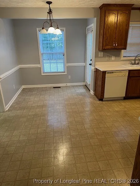 4 bed, 2.5 bath, 1954 sqft, $1,900 — Photo 2
