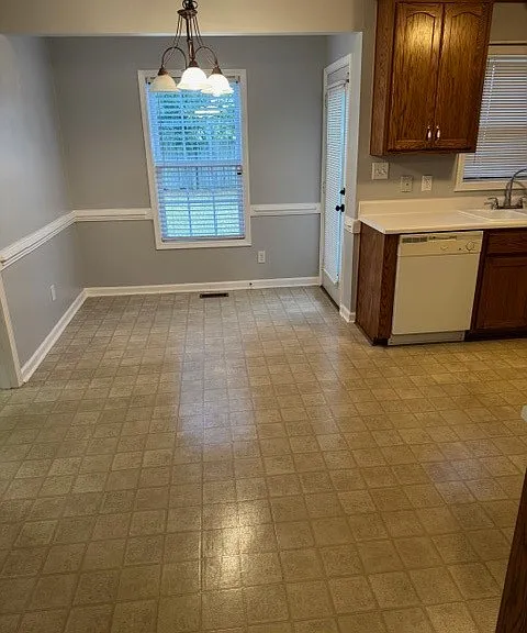 5340 Miranda Dr — Photo 2
