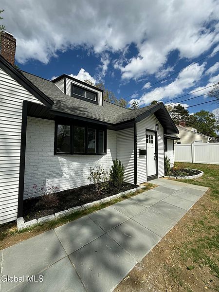 2nd image of 35 Knob Hill Road