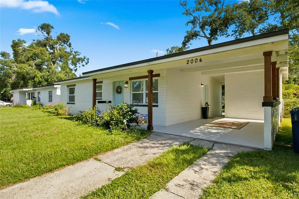3 bed, 2.0 bath, 925 sqft, $2,450 — Photo 1