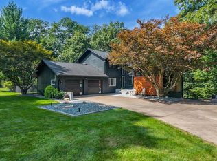 15 Valley View Dr, Blue Grass, IA 52726