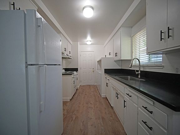 3rd image of 20 Manley Ct