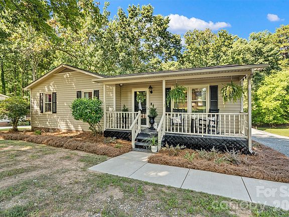 3rd image of 2207 Carter Dr