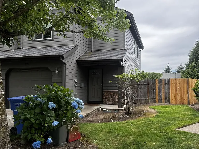 3515-3517 Fisher Ct NE — Photo 1