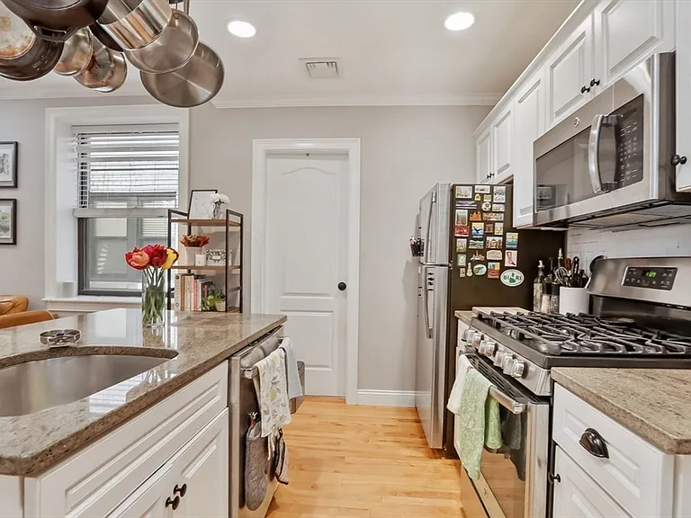 454 Hanover St #4 — Photo 10