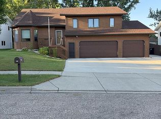 517 Brunswick Dr, Bismarck, ND 58503