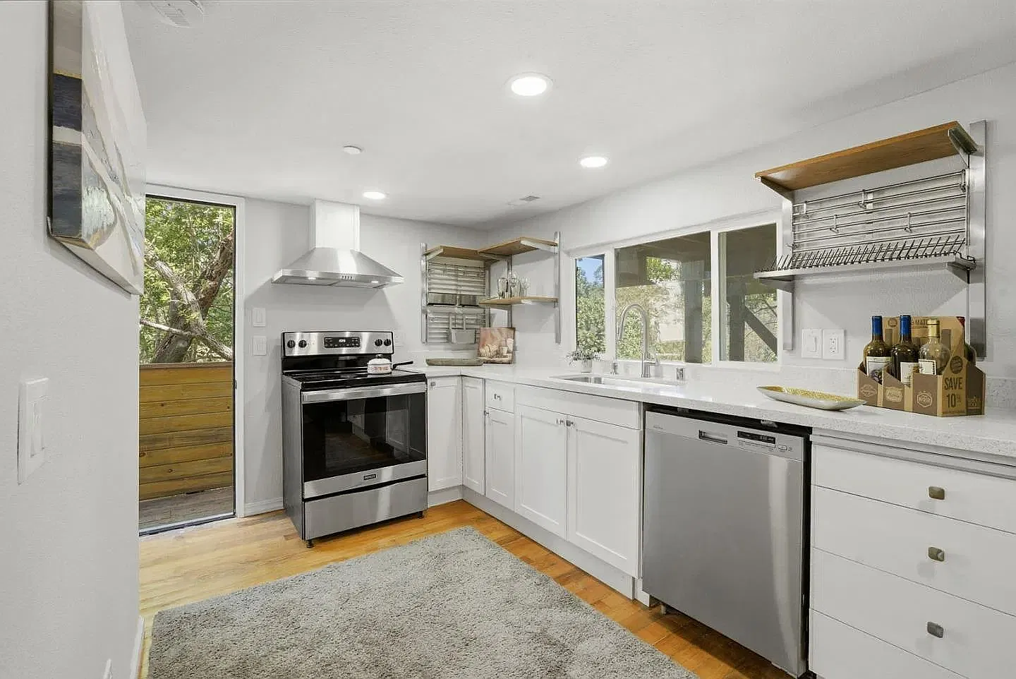 2 bed, 990 sqft, $3,100 — Photo 4