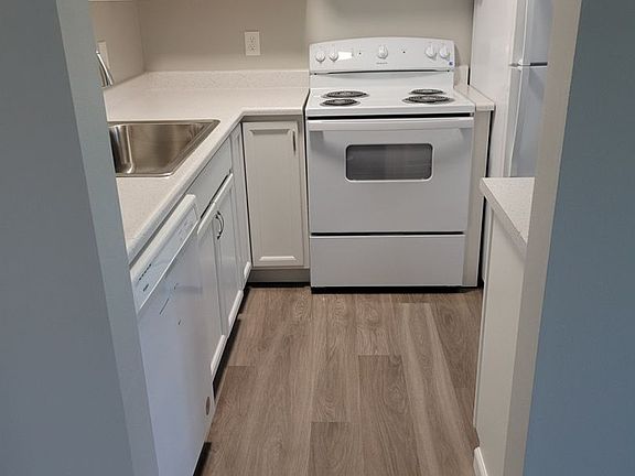 2nd image of 931 9th St SE #2B-1Ba-912Sqft