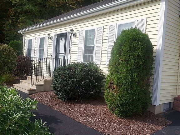 3rd image of 6 Gloria Dr