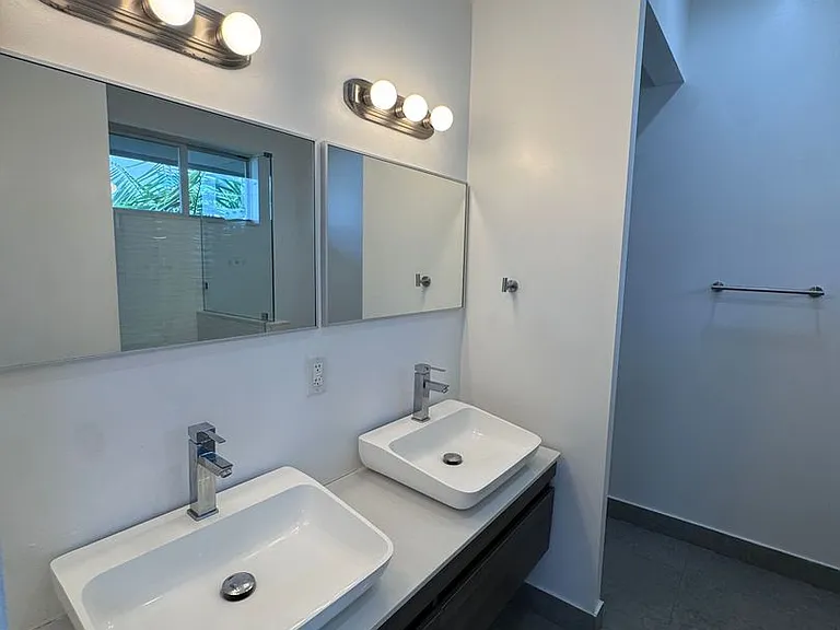 612 NE 12th Ave — Photo 9