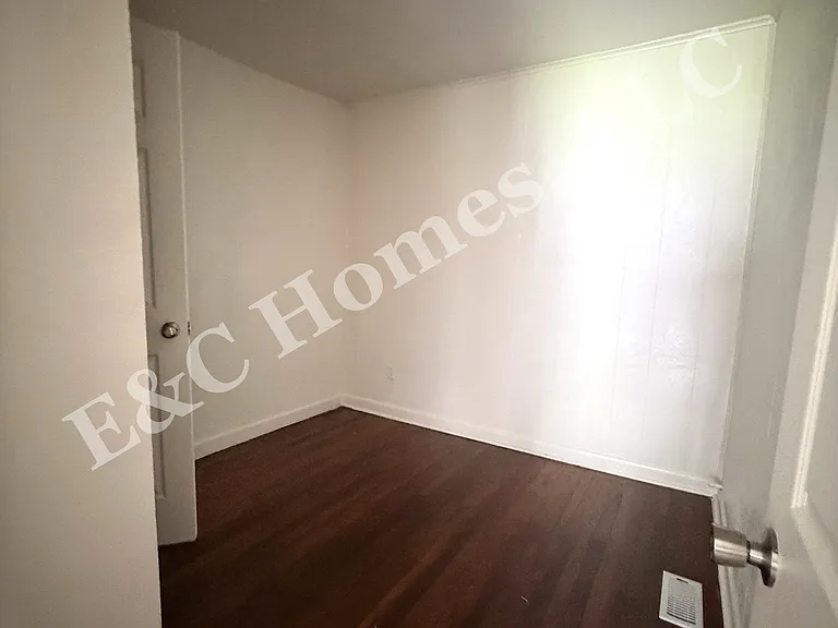 2805 Denver St — Photo 4