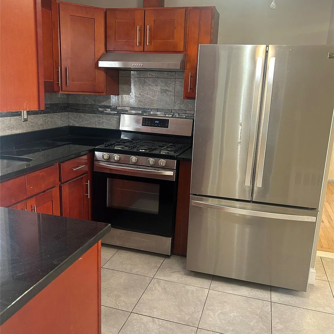 3 bed, 1.0 bath, 2444 sqft, $3,000 — Photo 4