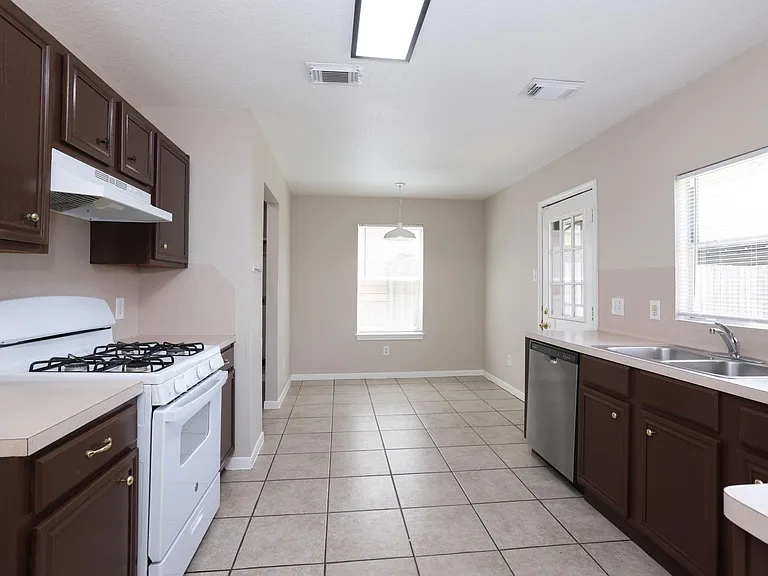 15422 Ferness Ln — Photo 12