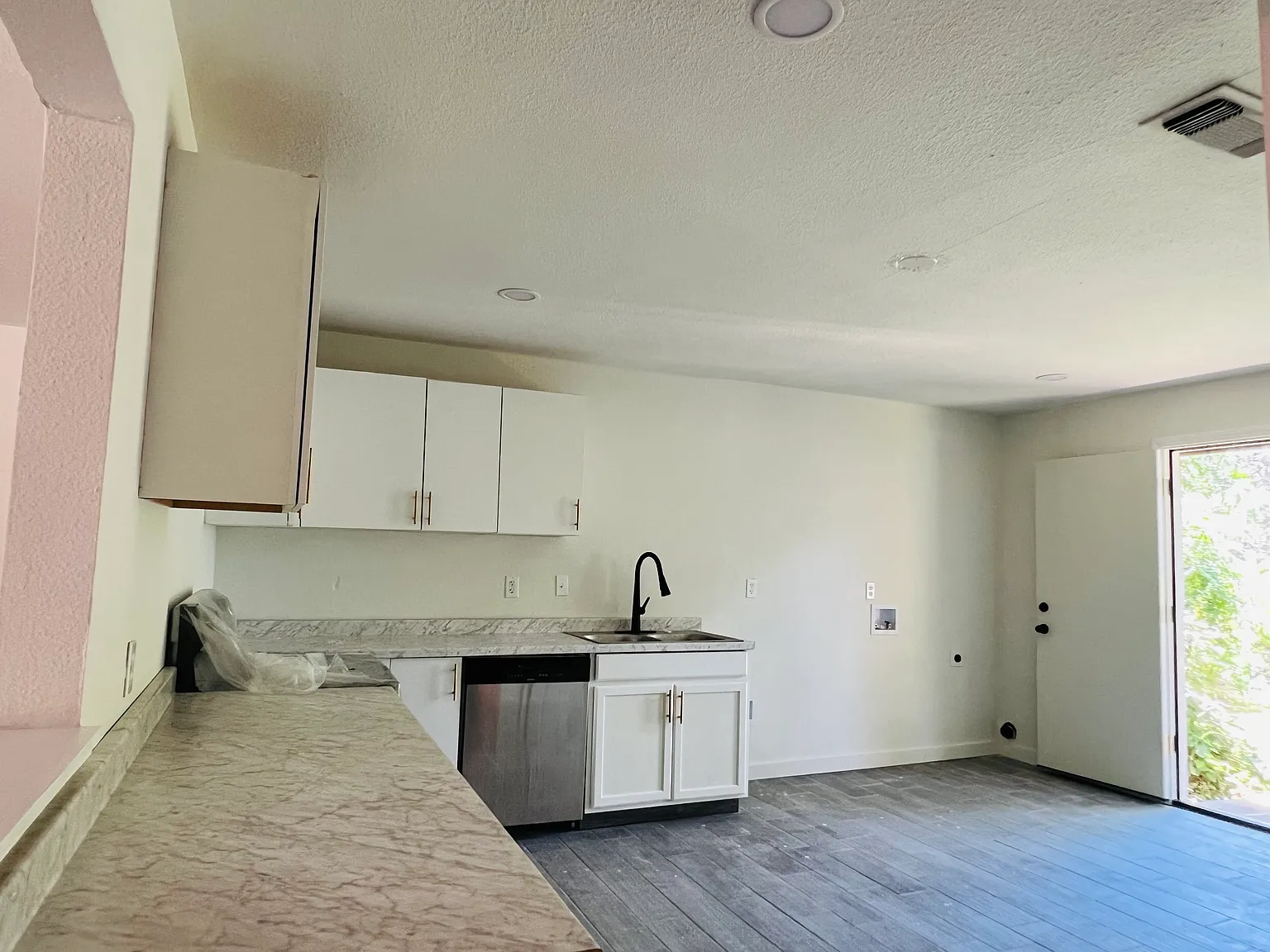 2 bed, 1000 sqft, $1,490 — Photo 3