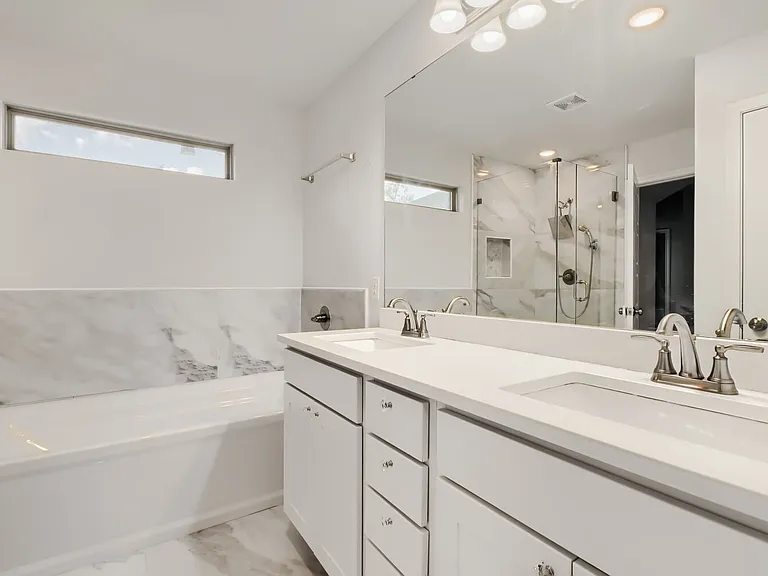 1300 Avenue C — Photo 7
