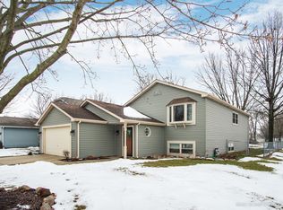 54 McCannon St, Sugar Grove, IL 60554