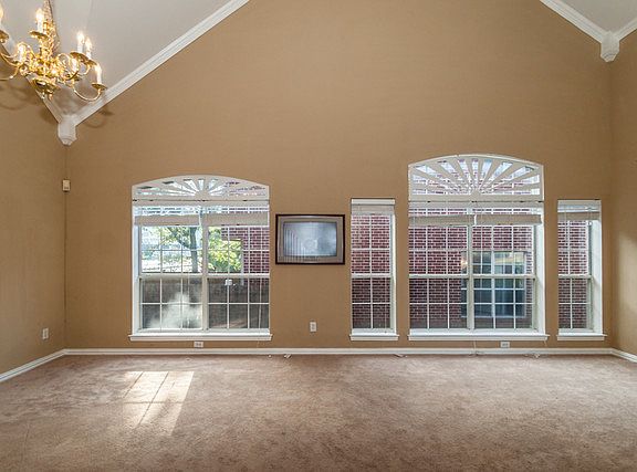 4th image of 804 Forest Hollow Dr