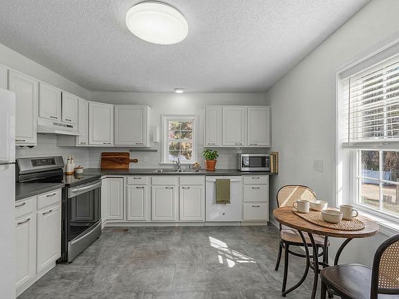 4th image of 5221 Old Powell Rd